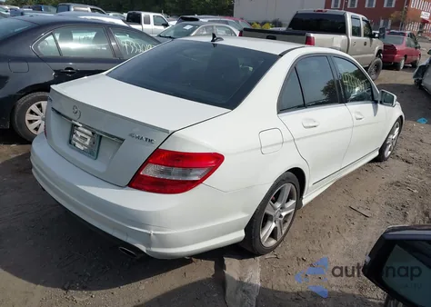 2011 Mercedes-Benz C 300 Sport 4Matic z USA, uszkodzony, nr VIN WDDGF8BB1BR181446